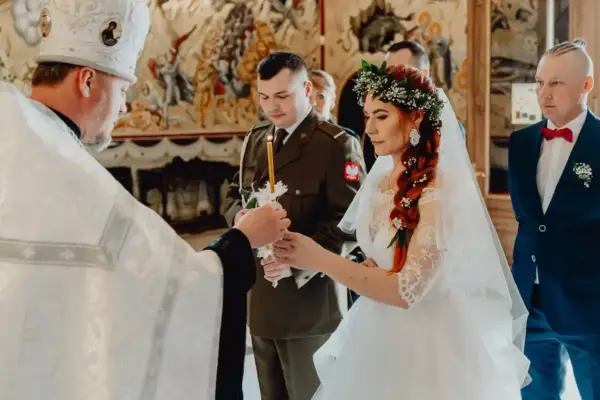 Ceremonia ślubna w cerkwi. Czy kościół katolicki uznaje ślub prawosławny? Panna młoda w wianku, pan młody w mundurze.