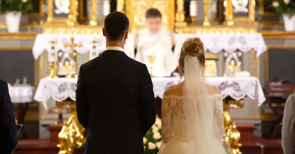 Para młoda przed ołtarzem, świadectwo ich miłości i wiary. To właśnie dlatego chce zawrzeć małżeństwo w kościele, by ich związek błogosławił Bóg.