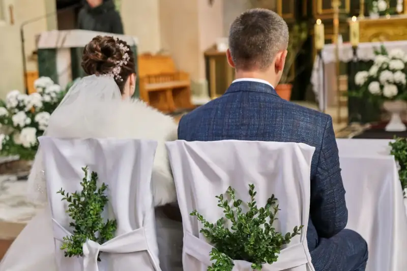 Para młoda siedzi w kościele. Czy świadkowie muszą iść do spowiedzi przed ślubem?